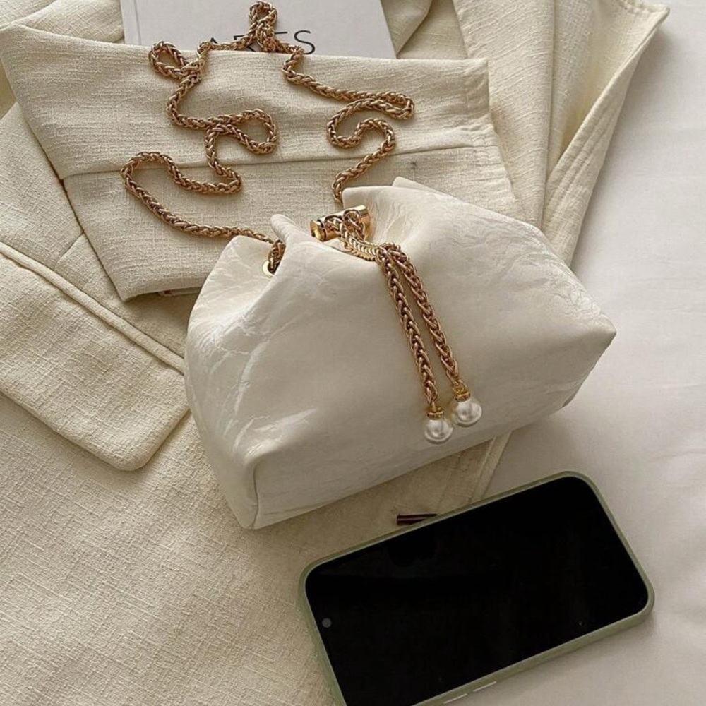 Elegant White and Gold Chain Bucket Bag - Picture 4 of 6